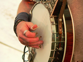 Fingers picking banjo